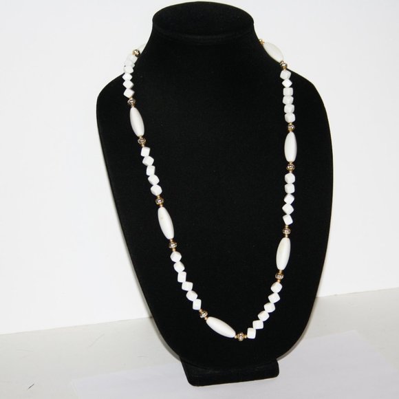Beautiful vintage white and gold beaded necklace 37" - Picture 3 of 4